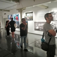 Zara Fernández de Moya y Santiago Olmo, comisarios de la exposición Miradas Paralelas. Irán-España: fotógrafas en el espejo en el Archivo Fotográfico Municipal de Lisboa