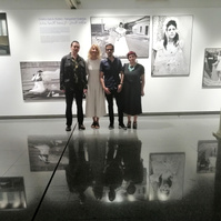 Zara Fernández de Moya y Santiago Olmo, comisarios de la exposición Miradas Paralelas. Irán-España: fotógrafas en el espejo en el Archivo Fotográfico Municipal de Lisboa
