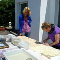 Zara Fernández de Moya comisariando a ocho artistas españoles en la residencia de Artistas de Ifiltry (Marruecos)