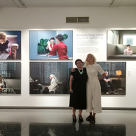 Zara Fernández de Moya y Santiago Olmo, comisarios de la exposición Miradas Paralelas. Irán-España: fotógrafas en el espejo en el Archivo Fotográfico Municipal de Lisboa