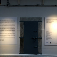 Zara Fernández de Moya y Santiago Olmo, comisarios de la exposición Miradas Paralelas. Irán-España: fotógrafas en el espejo en La Cárcel de Segovia