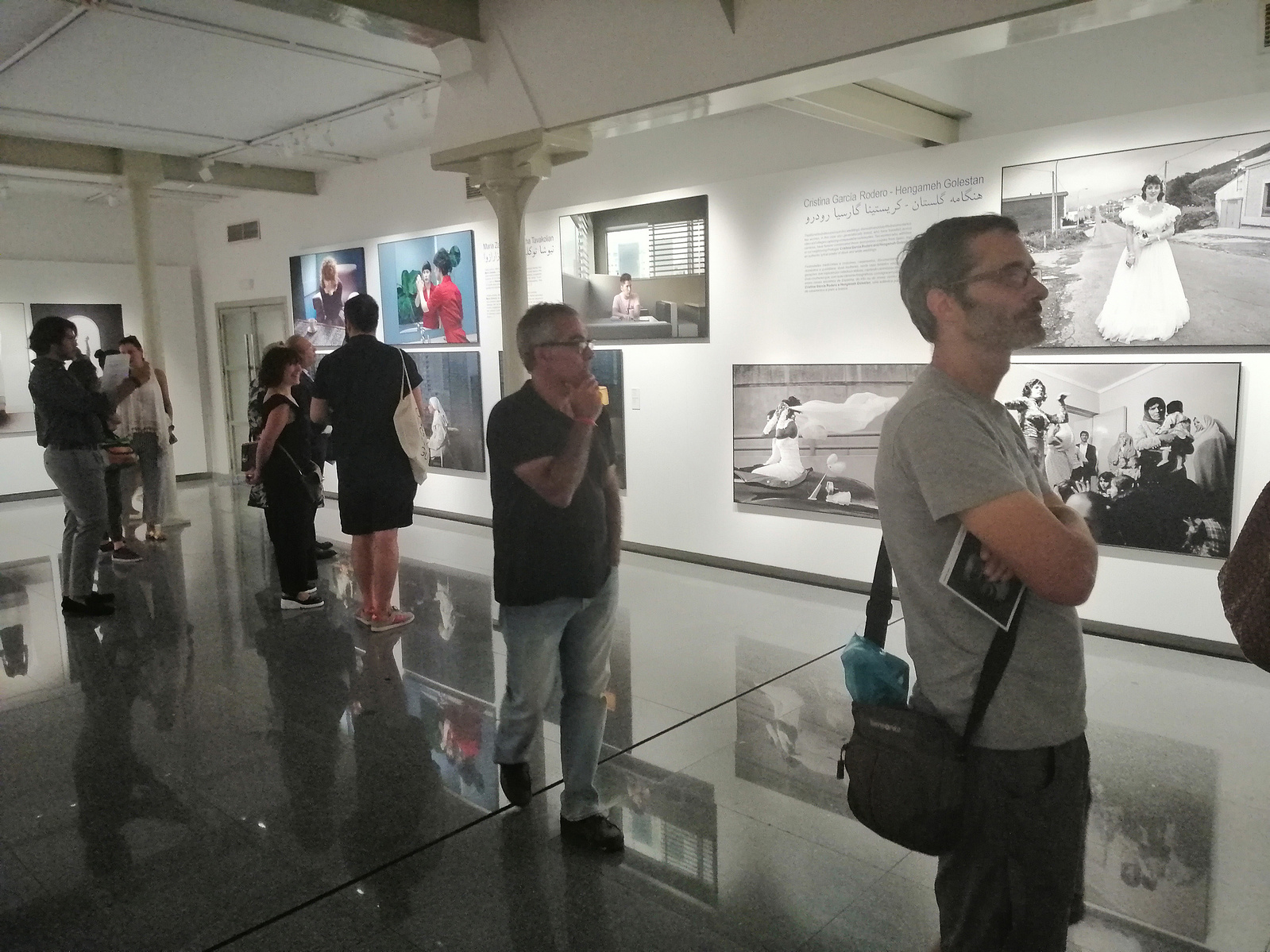 Zara Fernández de Moya y Santiago Olmo, comisarios de la exposición Miradas Paralelas. Irán-España: fotógrafas en el espejo en el Archivo Fotográfico Municipal de Lisboa