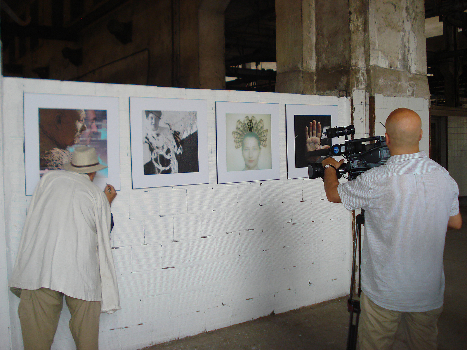 Zara Fernández de Moya comisariando a ocho artistas españoles en la Primera Bienal de Casablanca en 2012