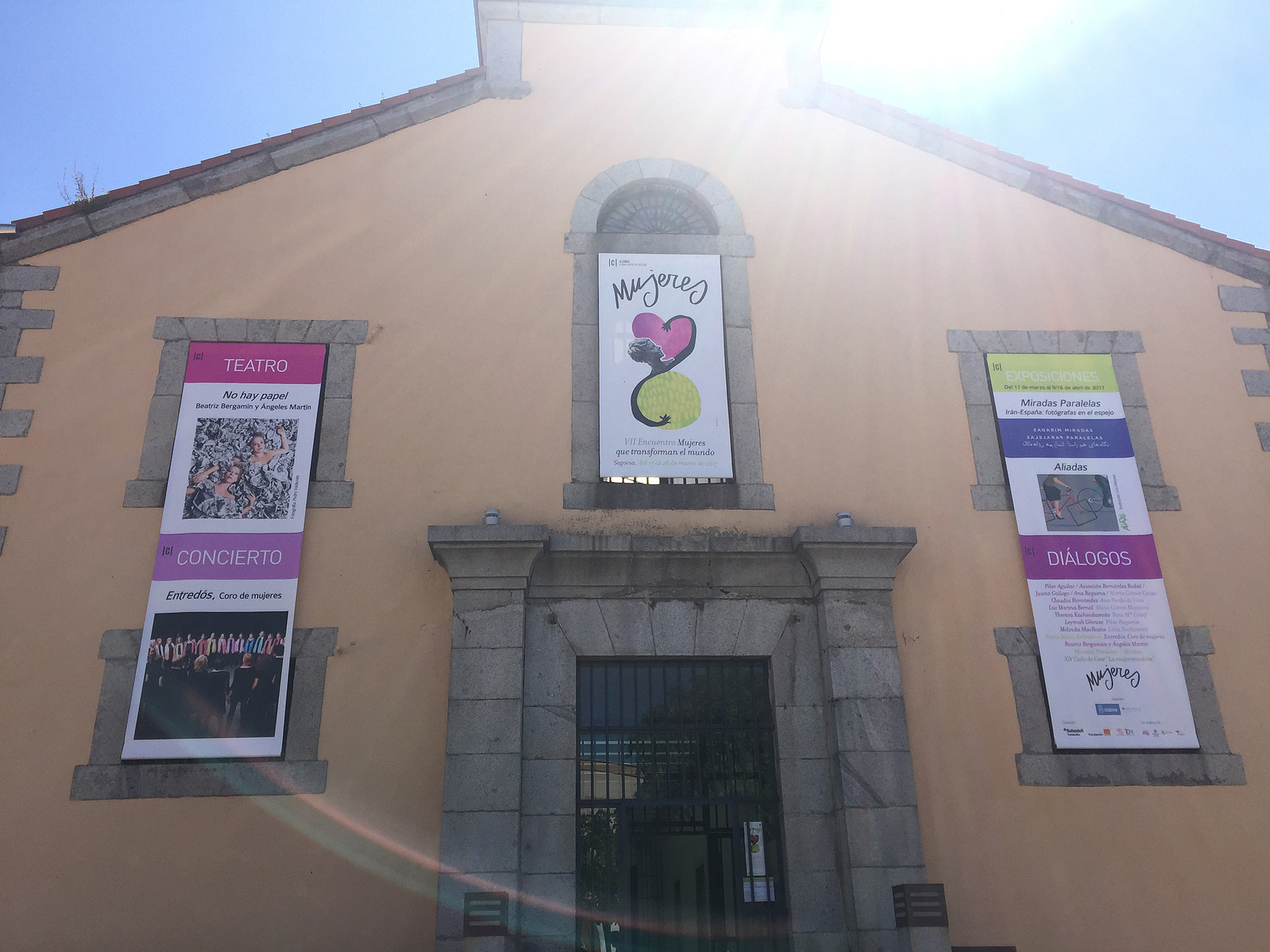 Zara Fernández de Moya y Santiago Olmo, comisarios de la exposición Miradas Paralelas. Irán-España: fotógrafas en el espejo en La Cárcel de Segovia