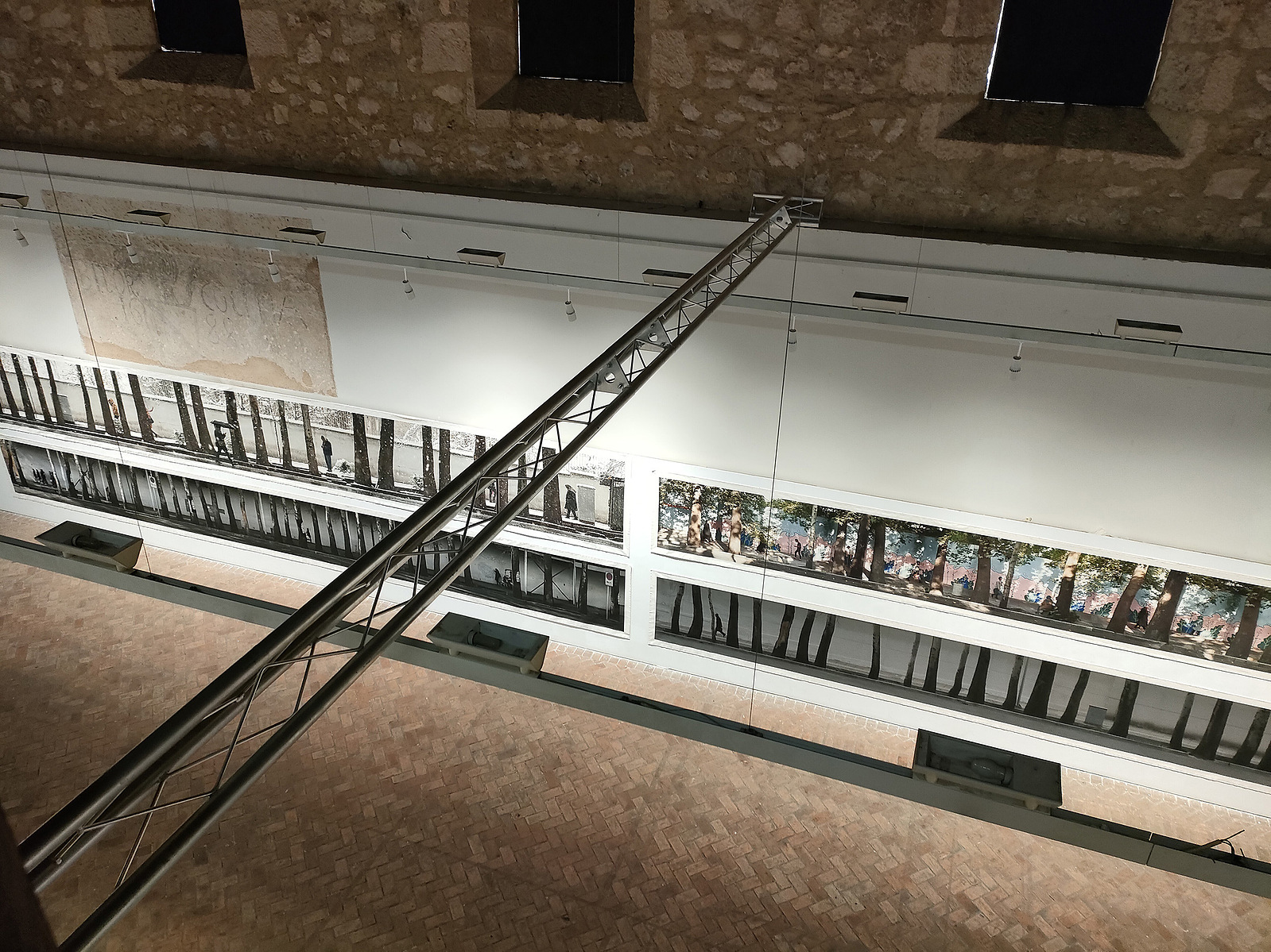Exposición La Acera, de Asghar Farhadi, en la Alhóndiga de Segovia, comisariada por Zara Fernández de Moya