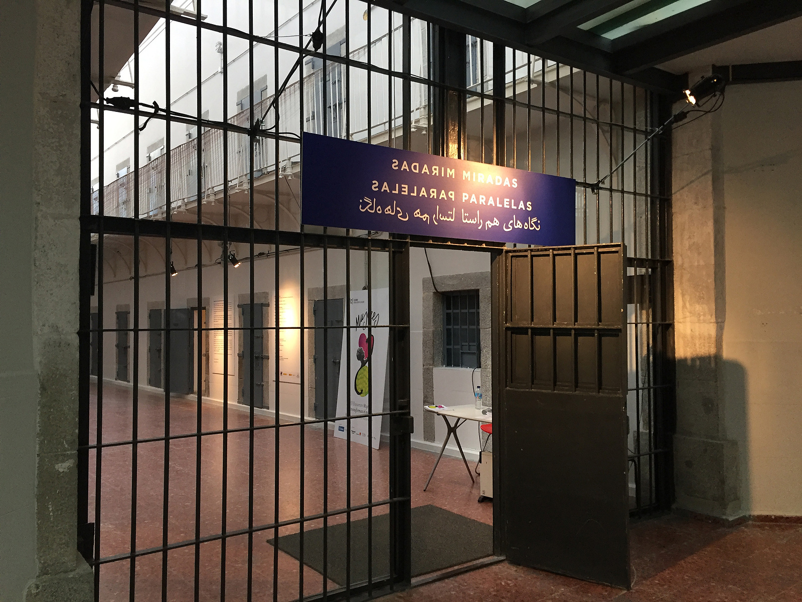 Zara Fernández de Moya y Santiago Olmo, comisarios de la exposición Miradas Paralelas. Irán-España: fotógrafas en el espejo en La Cárcel de Segovia