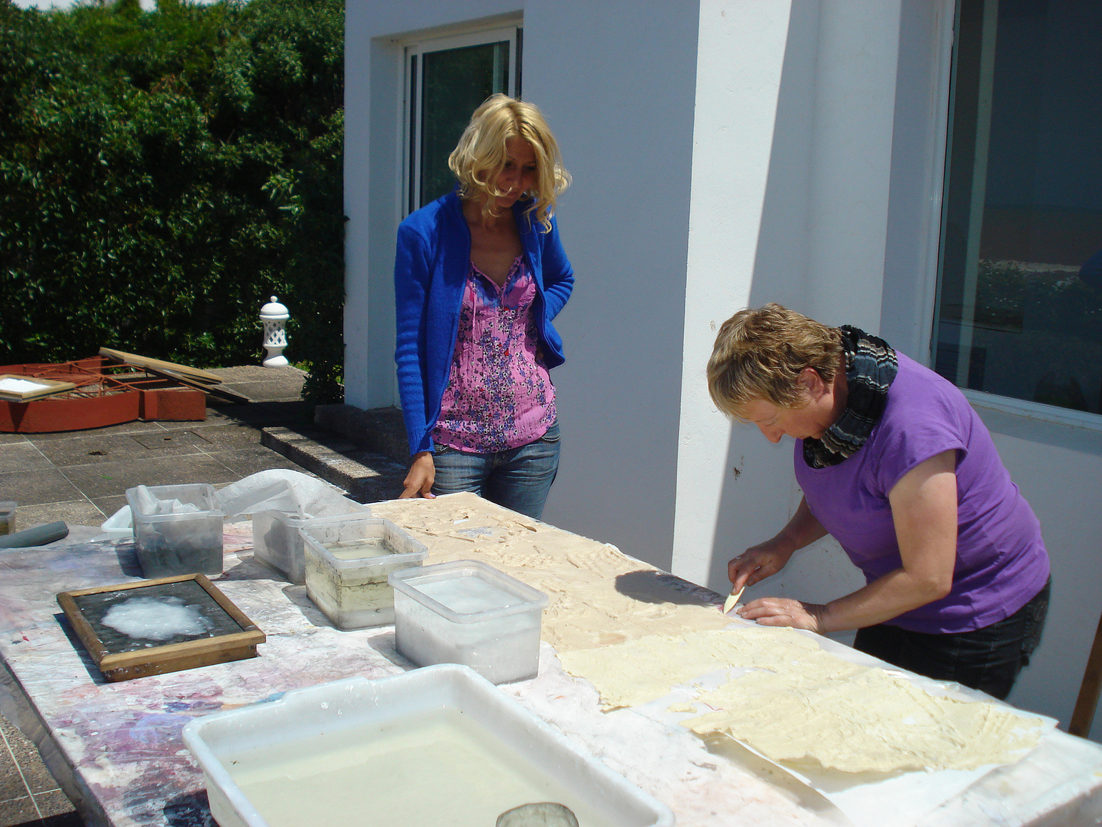 Zara Fernández de Moya comisariando a ocho artistas españoles en la residencia de Artistas de Ifiltry (Marruecos)