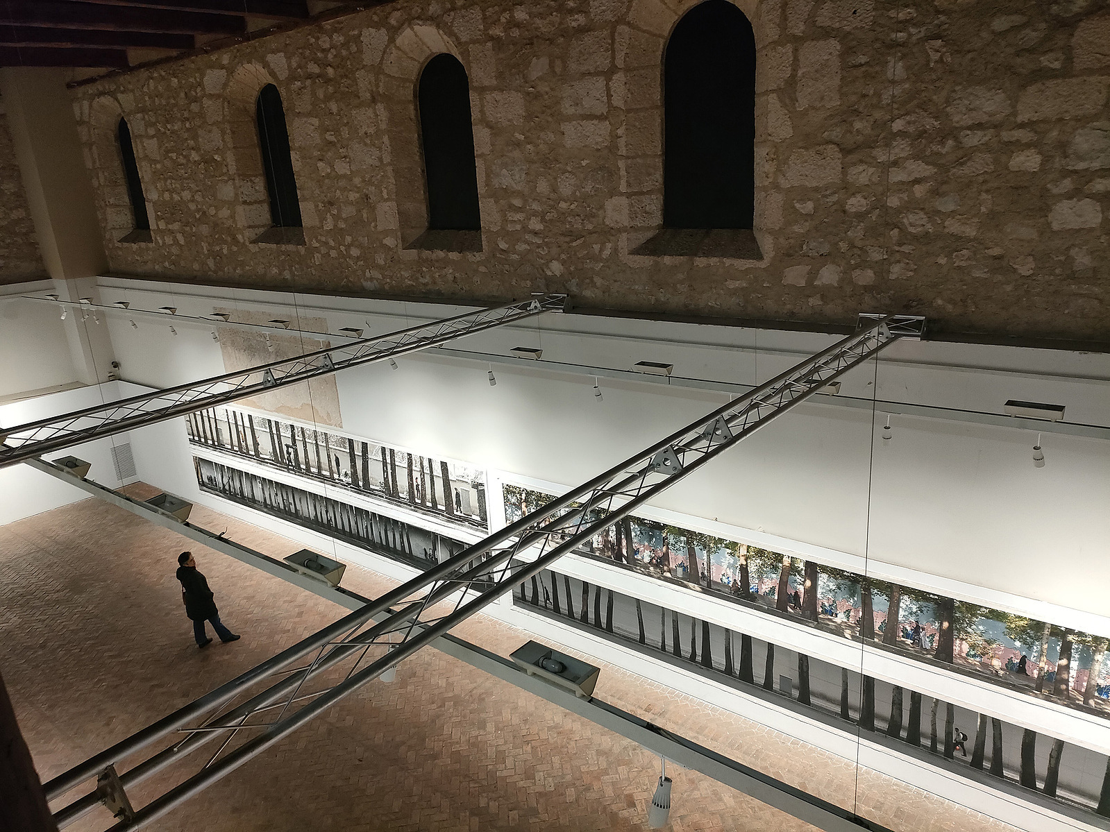Exposición La Acera, de Asghar Farhadi, en la Alhóndiga de Segovia, comisariada por Zara Fernández de Moya