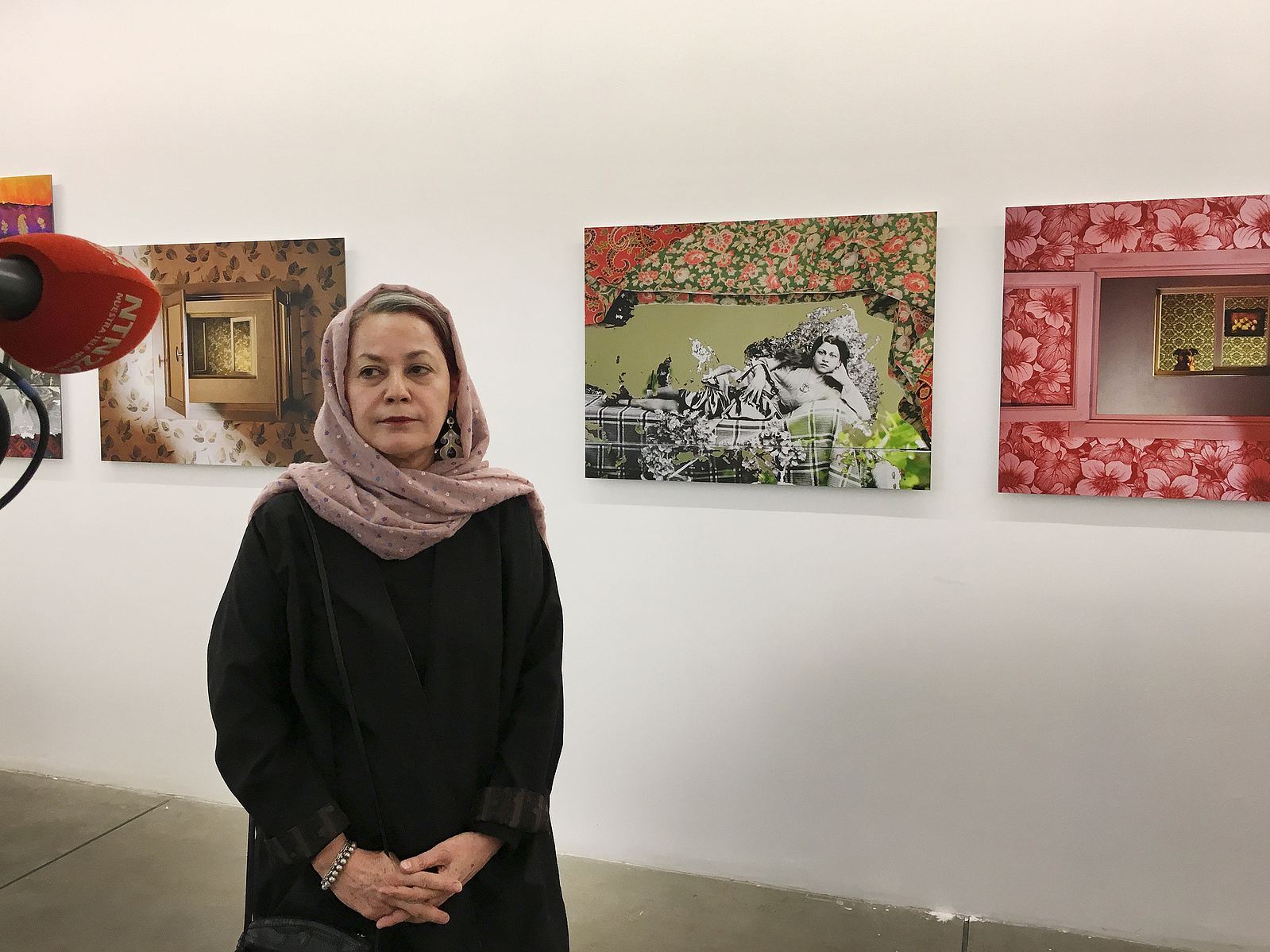 Zara Fernández de Moya y Santiago Olmo, comisarios de la exposición Miradas Paralelas. Irán-España: fotógrafas en el espejo en la Silk Road Gallery de Teherán
