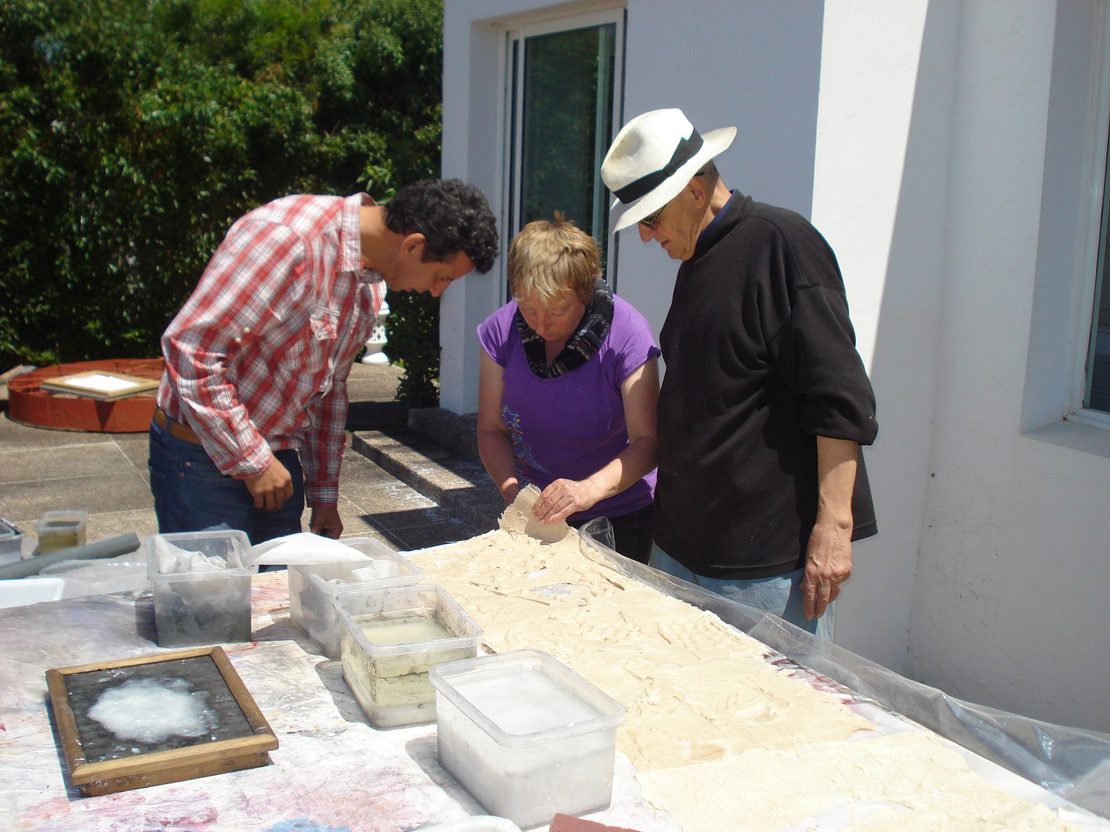 Zara Fernández de Moya comisariando a ocho artistas españoles en la residencia de Artistas de Ifiltry (Marruecos)