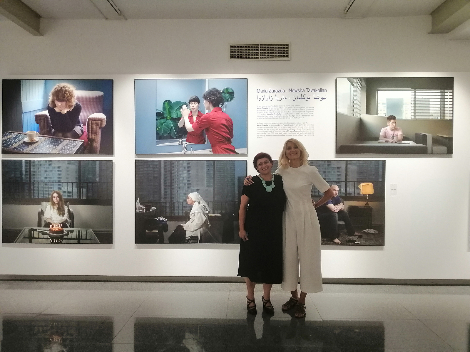 Zara Fernández de Moya y Santiago Olmo, comisarios de la exposición Miradas Paralelas. Irán-España: fotógrafas en el espejo en el Archivo Fotográfico Municipal de Lisboa