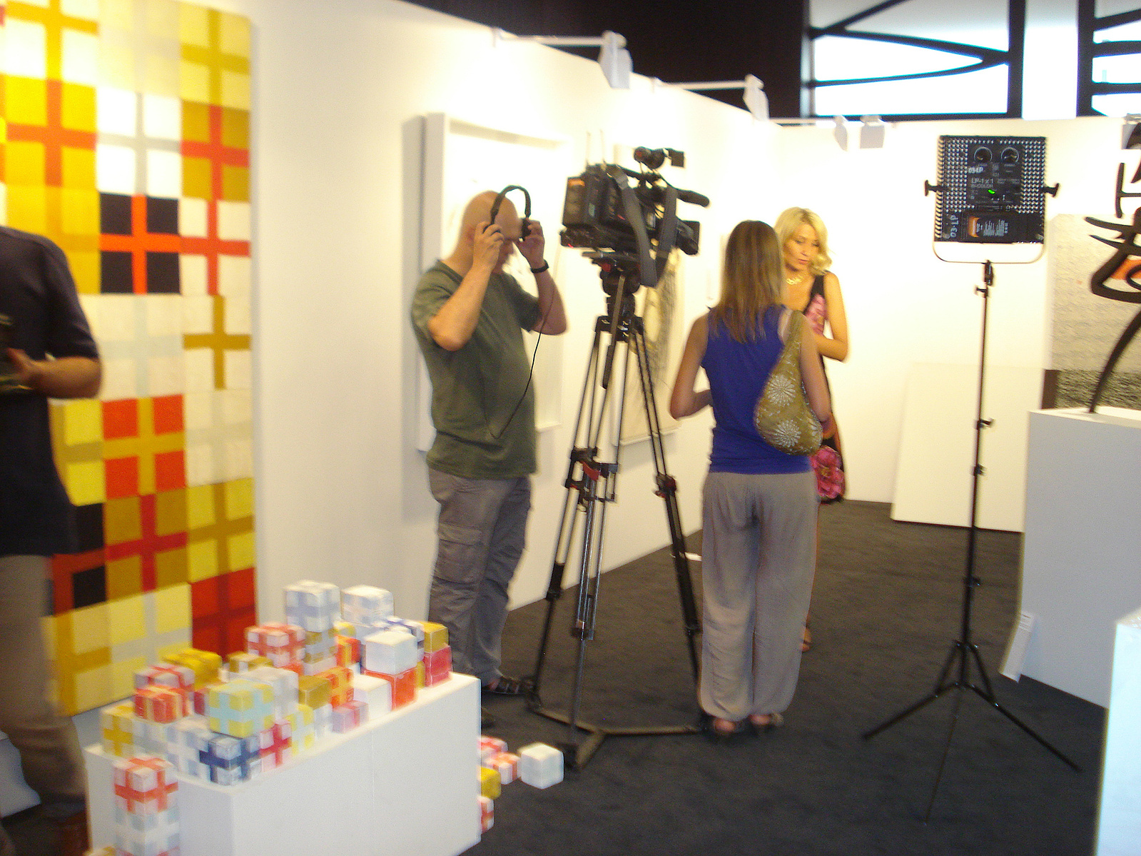 Zara Fernández de Moya comisariando a ocho artistas españoles en la Primera Bienal de Casablanca en 2012