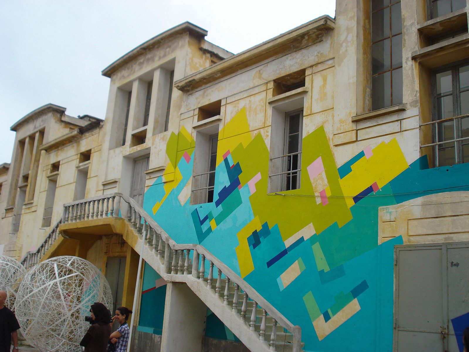 Zara Fernández de Moya comisariando a ocho artistas españoles en la Primera Bienal de Casablanca en 2012
