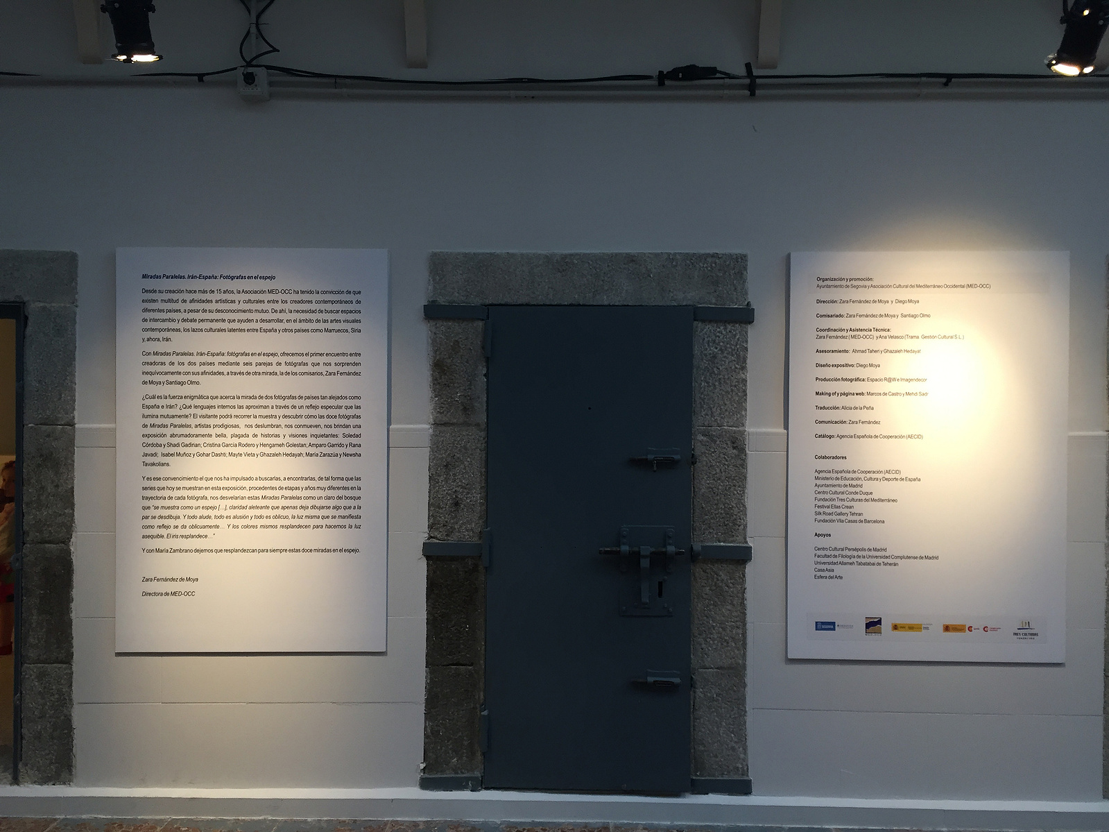 Zara Fernández de Moya y Santiago Olmo, comisarios de la exposición Miradas Paralelas. Irán-España: fotógrafas en el espejo en La Cárcel de Segovia
