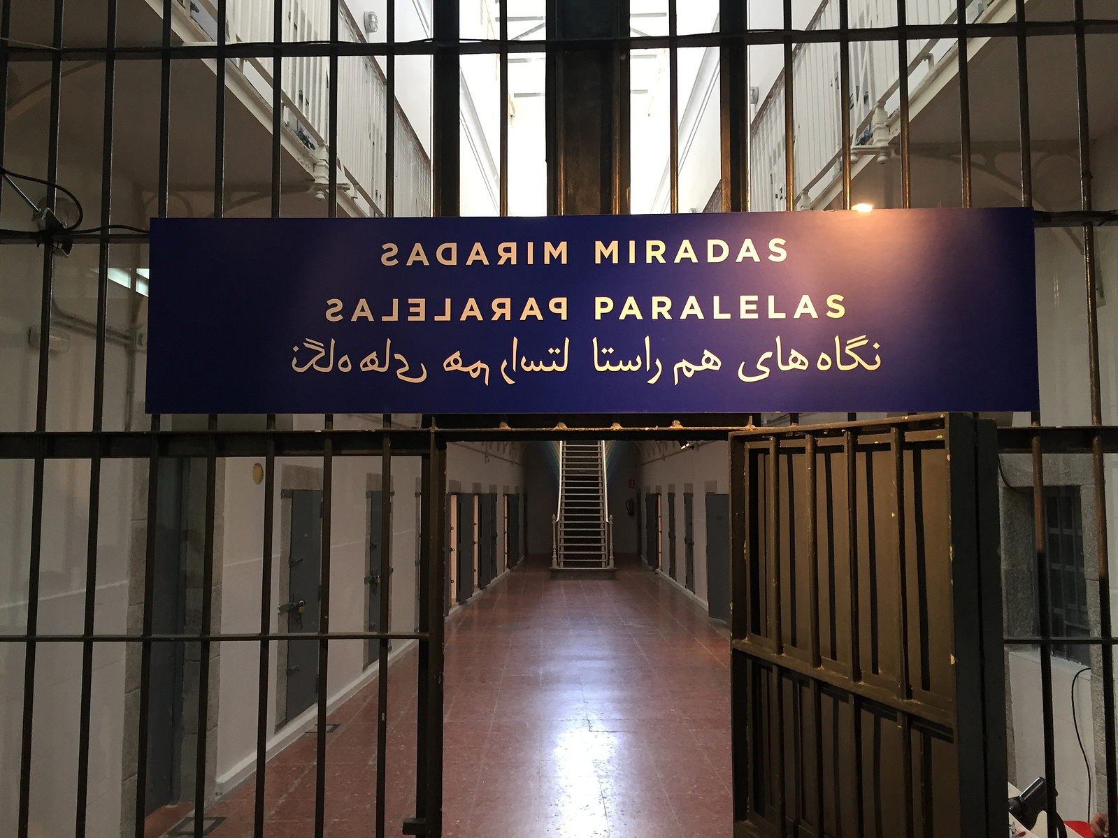 Zara Fernández de Moya y Santiago Olmo, comisarios de la exposición Miradas Paralelas. Irán-España: fotógrafas en el espejo en La Cárcel de Segovia