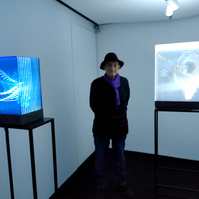 Exposición "Cajas luminosas" de Diego Moya, comisariada por Zara Fernández de Moya, en la Galería Luis Burgos de Madrid