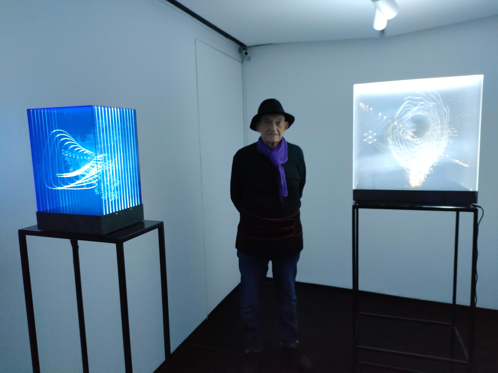 Exposición "Cajas luminosas" de Diego Moya, comisariada por Zara Fernández de Moya, en la Galería Luis Burgos de Madrid