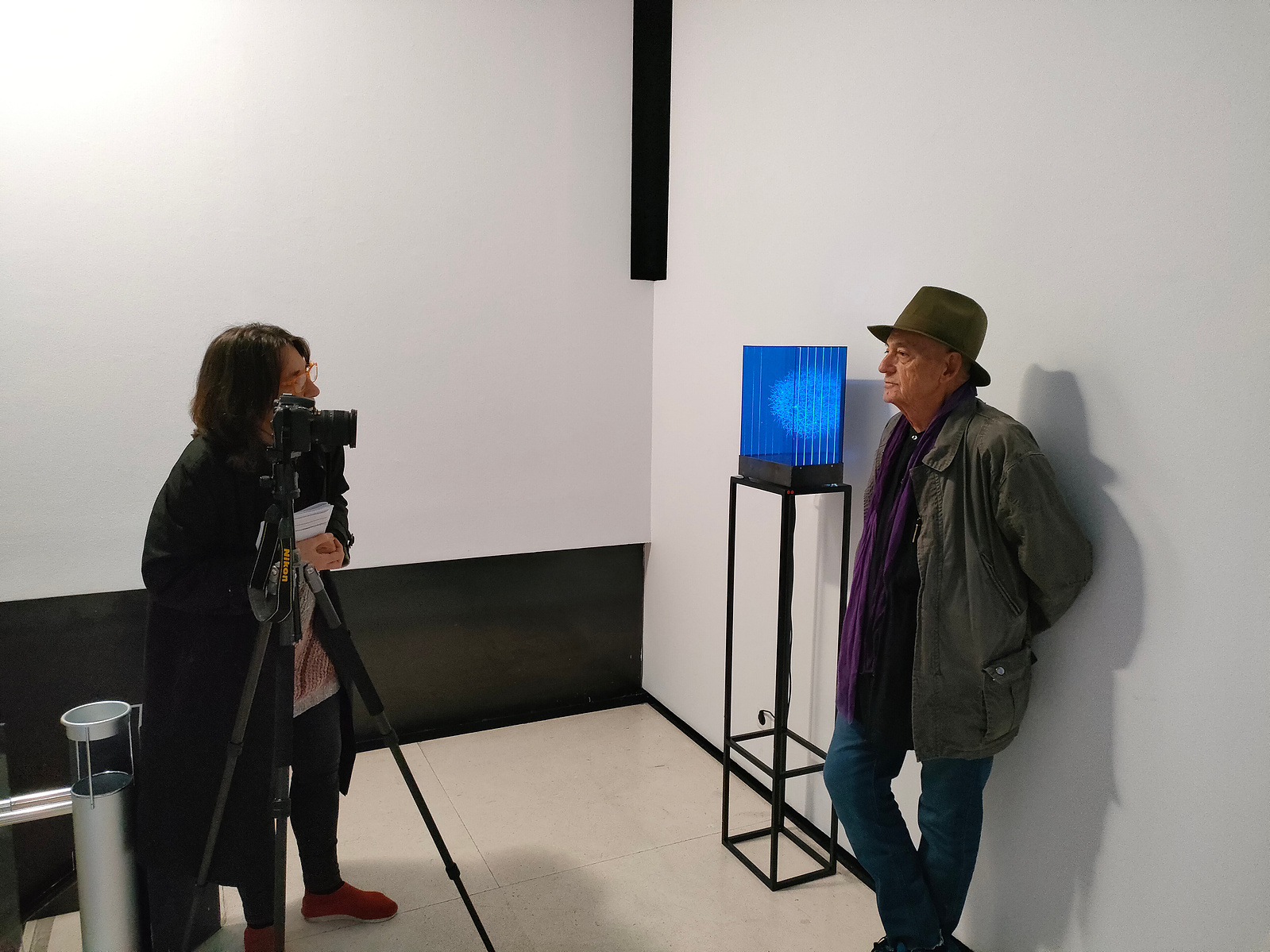 Exposición "Cajas luminosas" de Diego Moya, comisariada por Zara Fernández de Moya, en la Galería Luis Burgos de Madrid