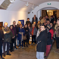 Zara Fernández de Moya y Santiago Olmo, comisarios de la exposición Miradas Paralelas. Irán-España: fotógrafas en el espejo en la Fundación Vila Casas