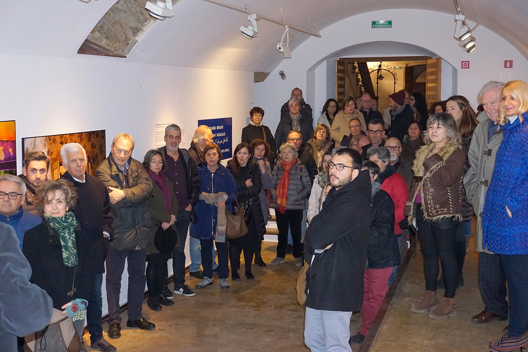 Zara Fernández de Moya y Santiago Olmo, comisarios de la exposición Miradas Paralelas. Irán-España: fotógrafas en el espejo en la Fundación Vila Casas
