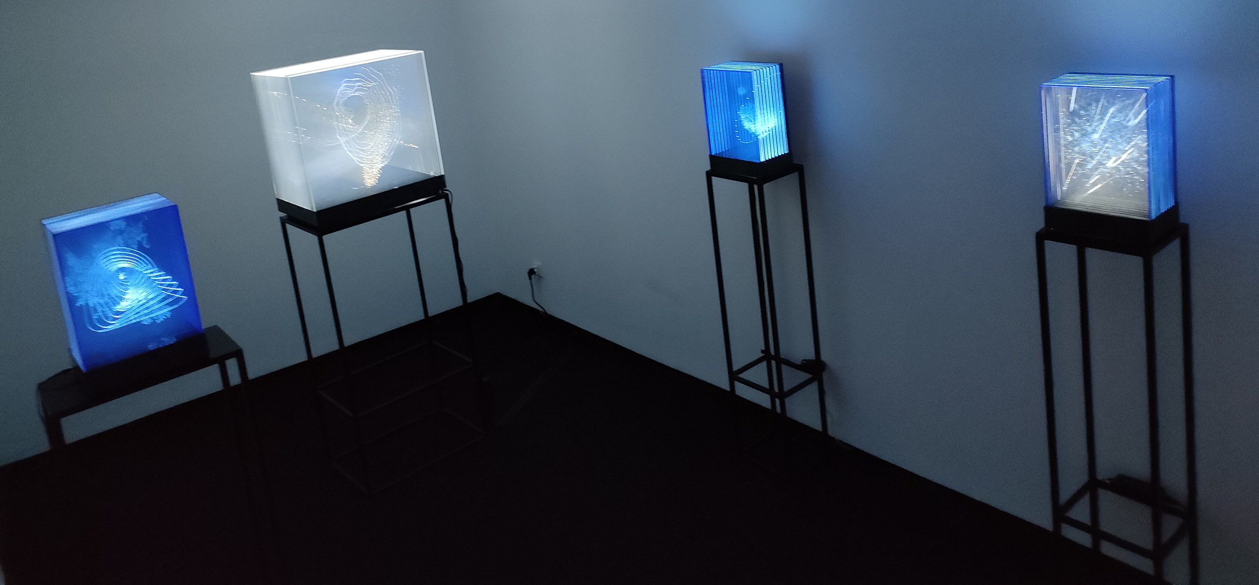 Exposición "Cajas luminosas" de Diego Moya, comisariada por Zara Fernández de Moya, en la Galería Luis Burgos de Madrid