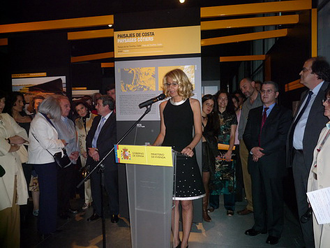 Zara Fernández de Moya junto a los artistas de la exposición Yusur-Puentes: Paisaje y arquitectura en Marruecos y España, que formó parte del programa cultural de la Presidencia española de la Unión Europea