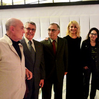 Zara Fernández de Moya junto a los artistas de la exposición Yusur-Puentes: Paisaje y arquitectura en Marruecos y España, que formó parte del programa cultural de la Presidencia española de la Unión Europea
