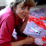 Zara Fernández de Moya comisariando a ocho artistas españoles en la residencia de Artistas de Ifiltry (Marruecos)