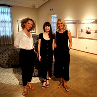 Soledad Córdoba y Zara Fernández de Moya en la exposición "Trilogía del Alma" en la Fundación Vila Casas