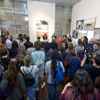 Zara Fernández de Moya y Santiago Olmo, comisarios de la exposición Miradas Paralelas. Irán-España: fotógrafas en el espejo en el Centro García Lorca de Granada