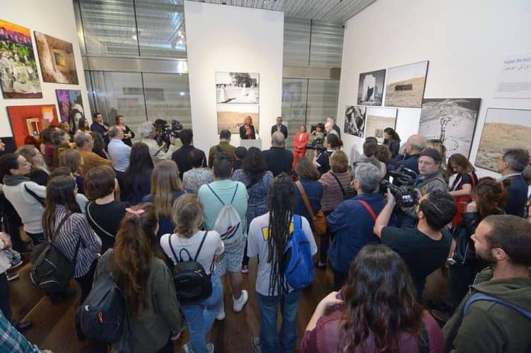 Zara Fernández de Moya y Santiago Olmo, comisarios de la exposición Miradas Paralelas. Irán-España: fotógrafas en el espejo en el Centro García Lorca de Granada