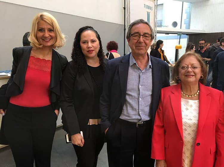 Zara Fernández de Moya y Santiago Olmo, comisarios de la exposición Miradas Paralelas. Irán-España: fotógrafas en el espejo en el Centro García Lorca de Granada