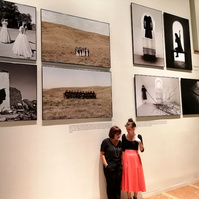 Zara Fernández de Moya y Santiago Olmo, comisarios de la exposición Miradas Paralelas. Irán-España: fotógrafas en el espejo en el King Juan Carlos Center. Nueva York