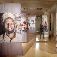 Exposición Apátridas: El laberinto de los invisibles, comisariada por Zara Fernández de Moya en Casa Árabe Madrid