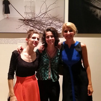 Zara Fernández de Moya y Santiago Olmo, comisarios de la exposición Miradas Paralelas. Irán-España: fotógrafas en el espejo en el King Juan Carlos Center. Nueva York