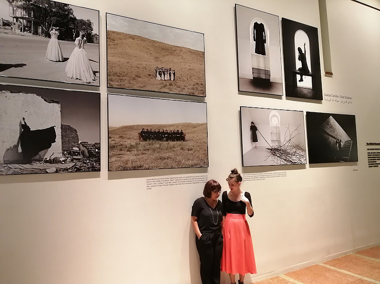 Zara Fernández de Moya y Santiago Olmo, comisarios de la exposición Miradas Paralelas. Irán-España: fotógrafas en el espejo en el King Juan Carlos Center. Nueva York