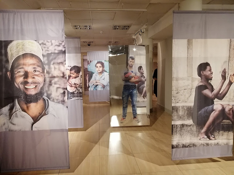Exposición Apátridas: El laberinto de los invisibles, comisariada por Zara Fernández de Moya en Casa Árabe Madrid