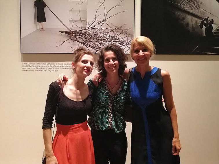 Zara Fernández de Moya y Santiago Olmo, comisarios de la exposición Miradas Paralelas. Irán-España: fotógrafas en el espejo en el King Juan Carlos Center. Nueva York