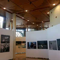 Zara Fernández de Moya y Santiago Olmo, comisarios de la exposición Miradas Paralelas. Irán-España: fotógrafas en el espejo en la Fundación Tres Culturas de Sevilla