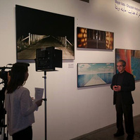 Zara Fernández de Moya y Santiago Olmo, comisarios de la exposición Miradas Paralelas. Irán-España: fotógrafas en el espejo en el Centro Cultural Conde Duque de Madrid
