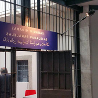 Zara Fernández de Moya y Santiago Olmo, comisarios de la exposición Miradas Paralelas. Irán-España: fotógrafas en el espejo en La Cárcel de Segovia