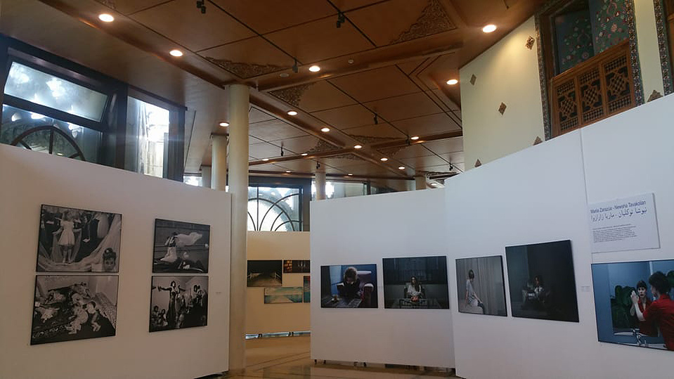 Zara Fernández de Moya y Santiago Olmo, comisarios de la exposición Miradas Paralelas. Irán-España: fotógrafas en el espejo en la Fundación Tres Culturas de Sevilla