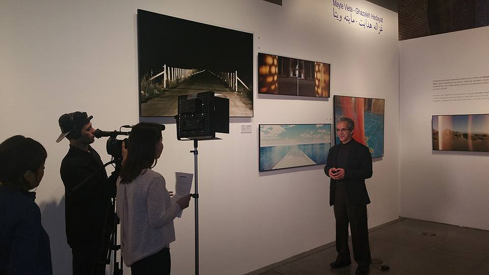 Zara Fernández de Moya y Santiago Olmo, comisarios de la exposición Miradas Paralelas. Irán-España: fotógrafas en el espejo en el Centro Cultural Conde Duque de Madrid