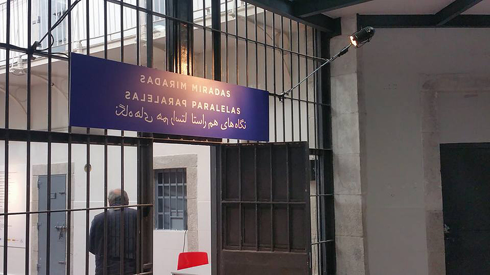 Zara Fernández de Moya y Santiago Olmo, comisarios de la exposición Miradas Paralelas. Irán-España: fotógrafas en el espejo en La Cárcel de Segovia