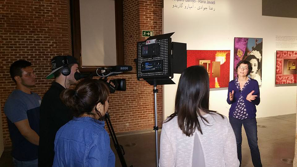 Zara Fernández de Moya y Santiago Olmo, comisarios de la exposición Miradas Paralelas. Irán-España: fotógrafas en el espejo en el Centro Cultural Conde Duque de Madrid
