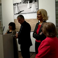 Zara Fernández de Moya y Santiago Olmo, comisarios de la exposición Miradas Paralelas. Irán-España: fotógrafas en el espejo en el Centro García Lorca de Granada