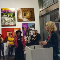 Zara Fernández de Moya y Santiago Olmo, comisarios de la exposición Miradas Paralelas. Irán-España: fotógrafas en el espejo en el Centro García Lorca de Granada
