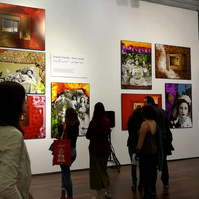Zara Fernández de Moya y Santiago Olmo, comisarios de la exposición Miradas Paralelas. Irán-España: fotógrafas en el espejo en el Centro García Lorca de Granada