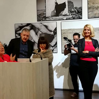 Zara Fernández de Moya y Santiago Olmo, comisarios de la exposición Miradas Paralelas. Irán-España: fotógrafas en el espejo en el Centro García Lorca de Granada
