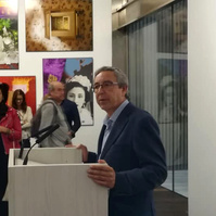 Zara Fernández de Moya y Santiago Olmo, comisarios de la exposición Miradas Paralelas. Irán-España: fotógrafas en el espejo en el Centro García Lorca de Granada